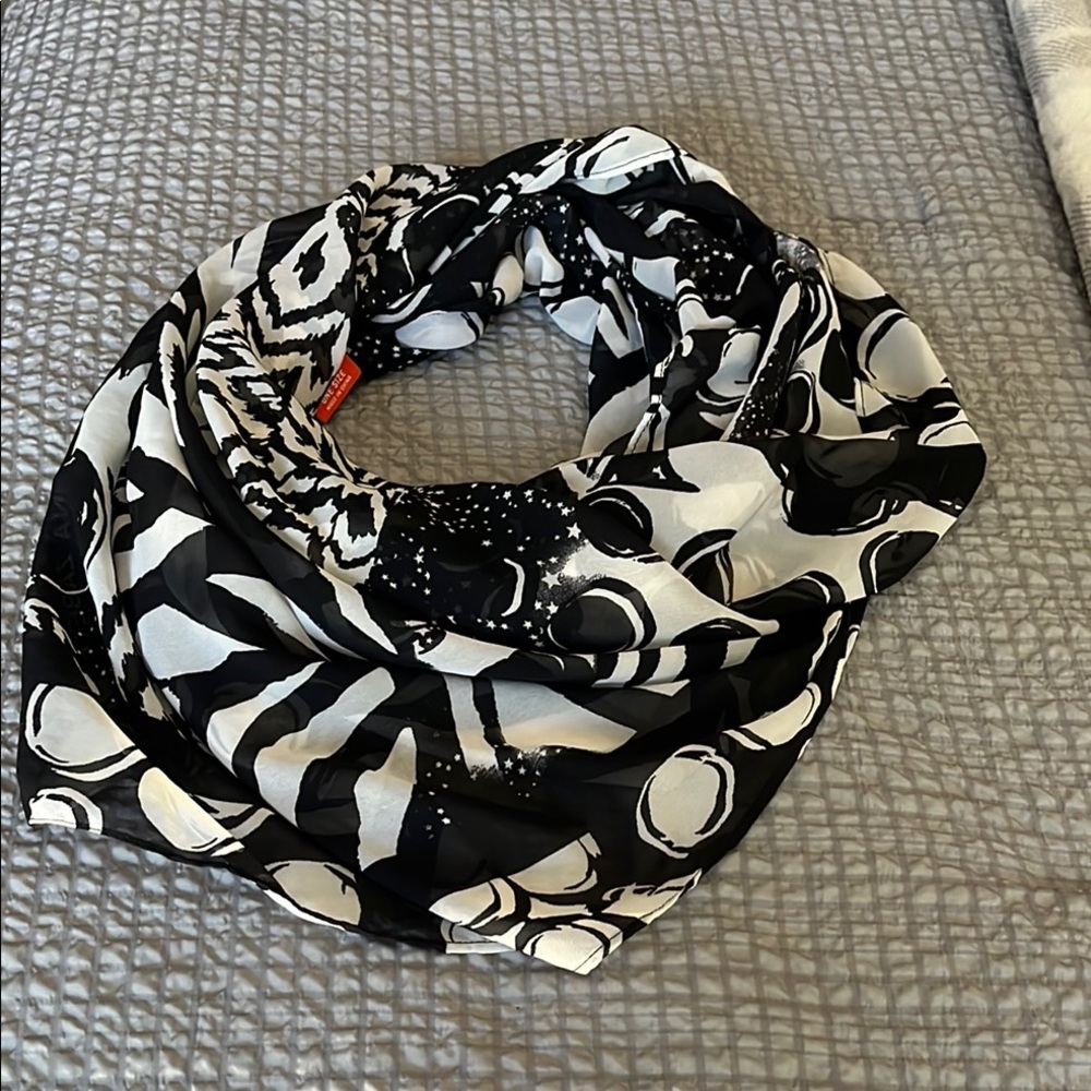Stylish Black and White Scarf